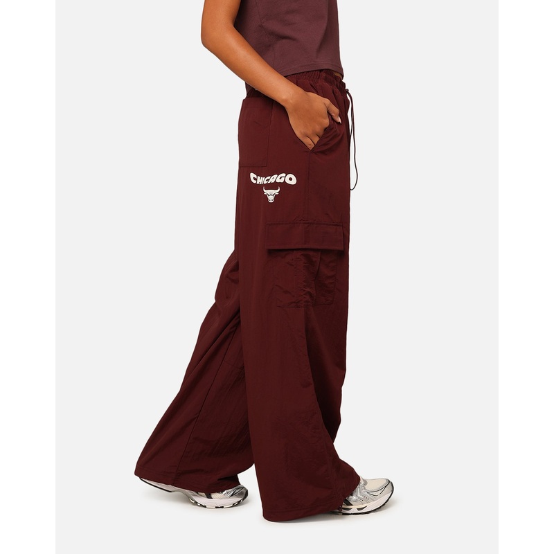 Mitchell & Ness Women’s Chicago Bulls Wavey Text Cargo Pants Fudge XS